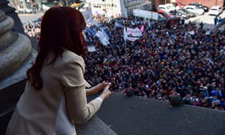 Siguen las manifestaciones de apoyo a Cristina frente a su casa
